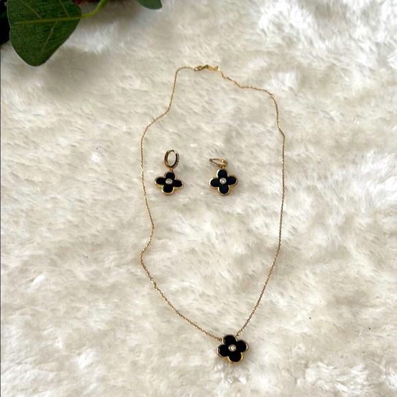 Jewelry - Elegant Black and Gold Floral Necklace Set